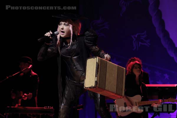 CINDY LAUPER - 2016-07-11 - PARIS - Grand Rex - 